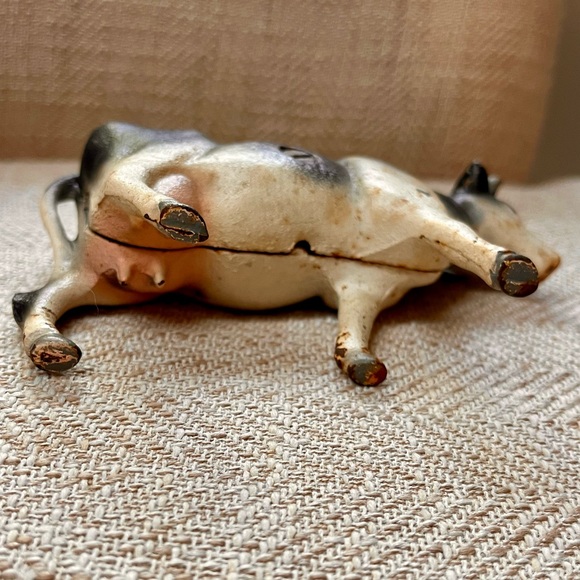 Vintage 1950’s Cast Iron Cow piggy bank. 3 inches tall. Marked Catskill Mts. - Picture 6 of 8